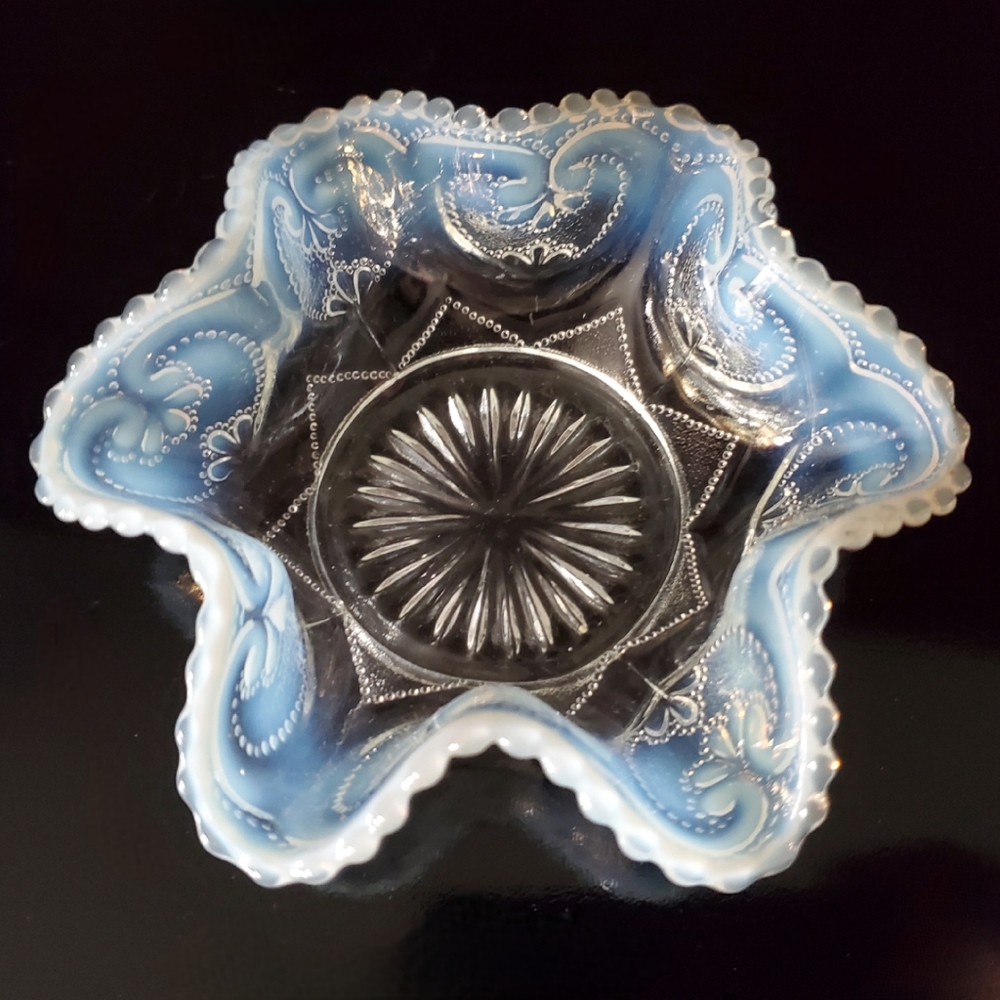 Dugan Antique Early 1900’s Iridescent/Frosted Rare Blue Glass🥣w/Beautiful Border - Picture 9 of 15